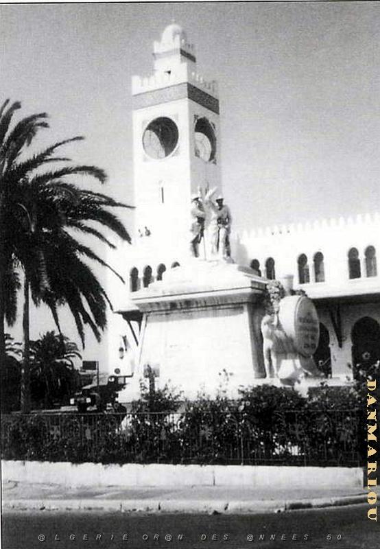 Oran- Gare- Monument aux morts- 04.jpg